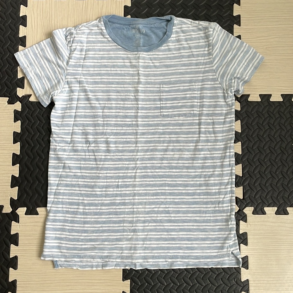 Men’s blue and white American Eagle T-shirt size medium